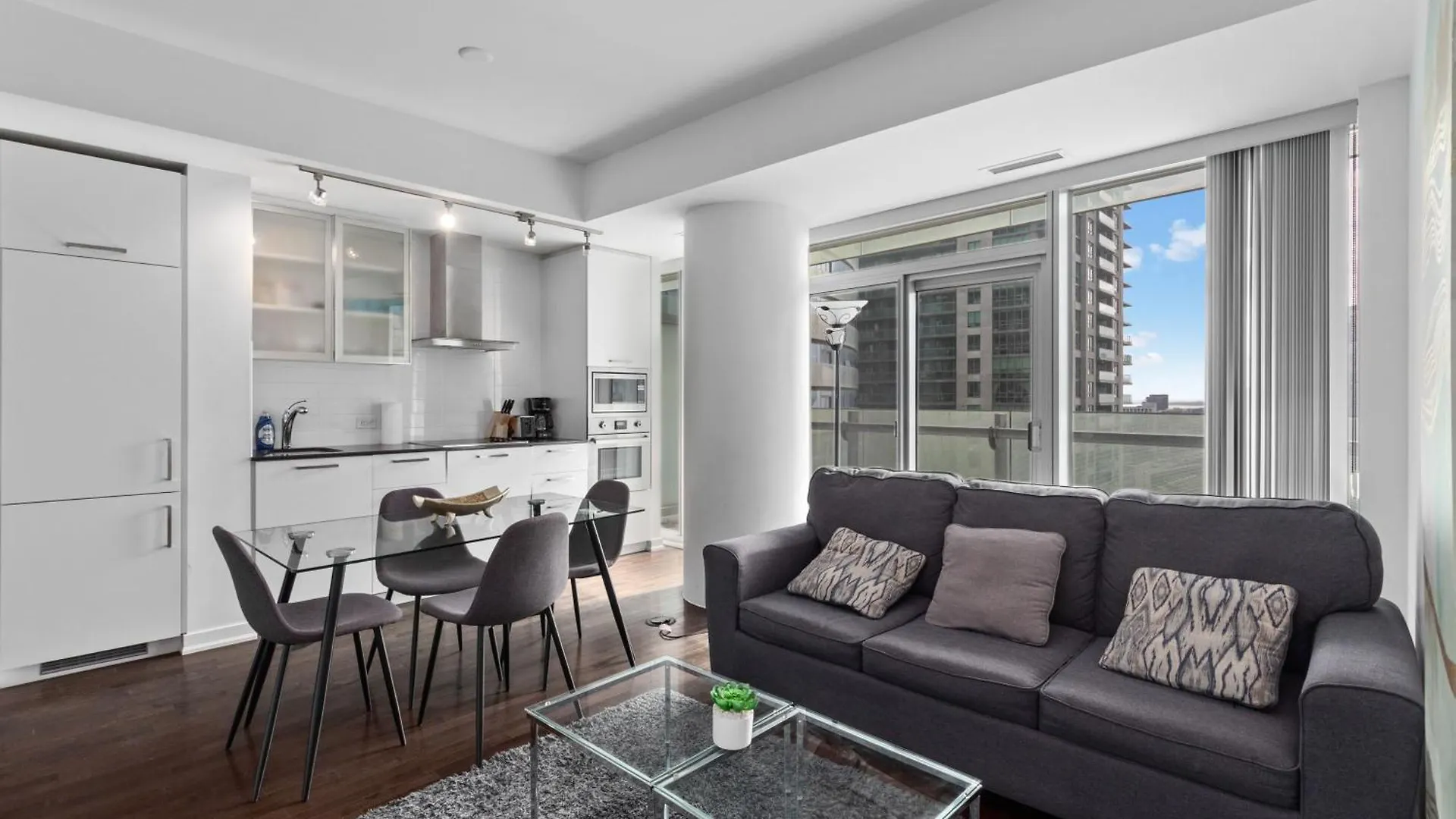 York Suites 1 Toronto Apartment